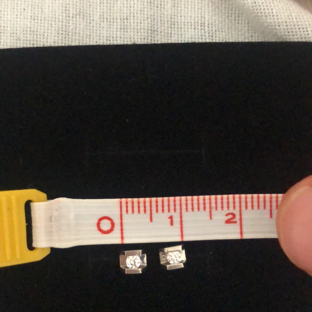 Beautiful diamond earrings on 15 k white gold